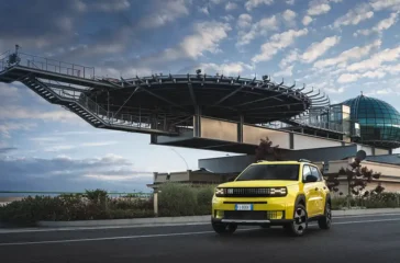 Der Fiat Grande Panda ist als erstes Fahrzeug einer neuen Modellfamilie sowohl mit Elektroantrieb als auch mit Hybrid-Technologie erhältlich. Foto: Fiat_Stellantis