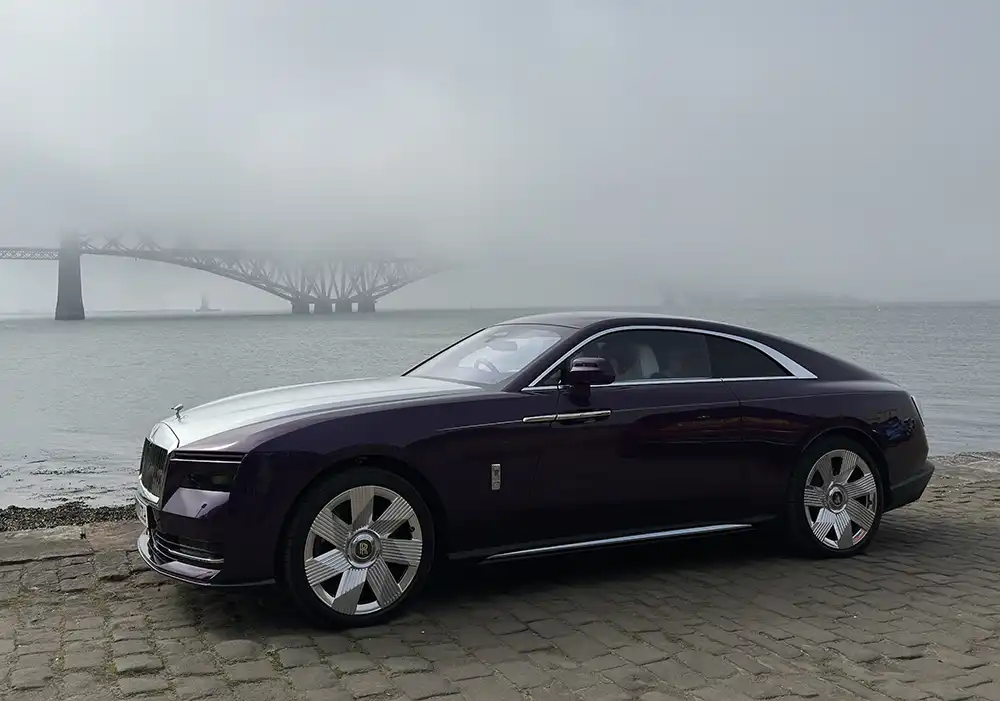 Der Rolls Royce Spectre ist ab rund 390.000 Euro zu haben.