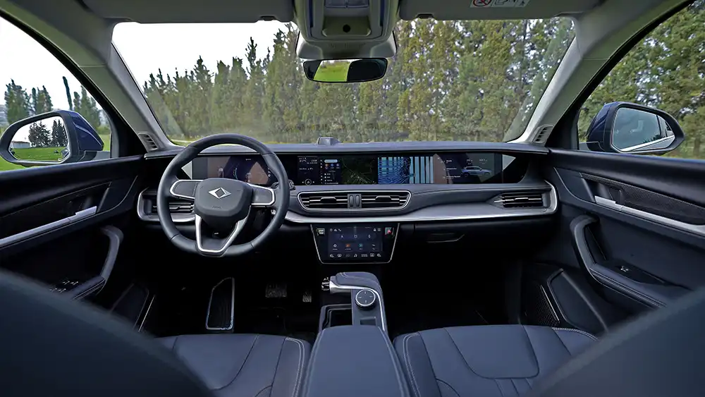 Auch wenn die Skateboard-Plattform stolze 2,98 Meter Radstand bietet und man deshalb selbst hinten solide sitzen kann, ist der Togg kein Raumriese.