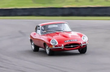 Der Goodwood Circiut ist eine schöne Kulisse für eine flotte Sause mit einem 60 Jahre alten Jaguar E-Type. Foto: Jaguar