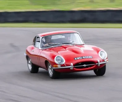 Der Goodwood Circiut ist eine schöne Kulisse für eine flotte Sause mit einem 60 Jahre alten Jaguar E-Type. Foto: Jaguar