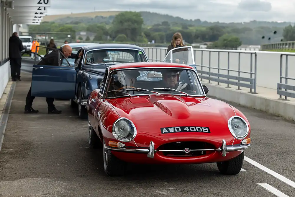 Mit Helm auf dem Kopf wird es richtig eng im Jaguar E-Type.