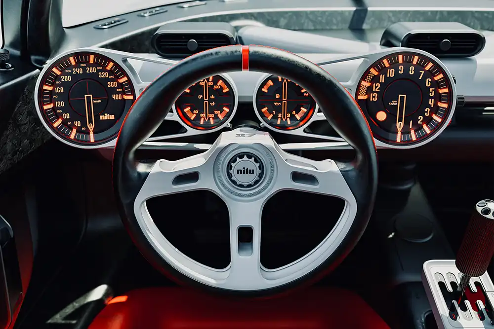 Erstaunlich: Das Sportlenkrad des Nilu27 Hypercar ist einfach rund. Die Tachoanzeige geht bis 400 km/h, die Drehzahlmesserskala reicht bis 13.000 Touren.