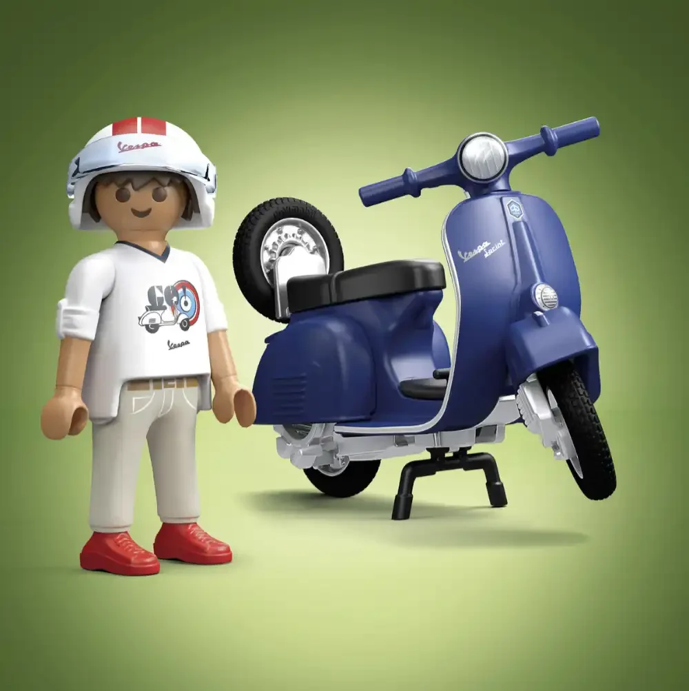 Playmobil bietet jetzt auch verschiedene Sets mit der italienischen Kultroller Vespa an. Foto: Playmobil