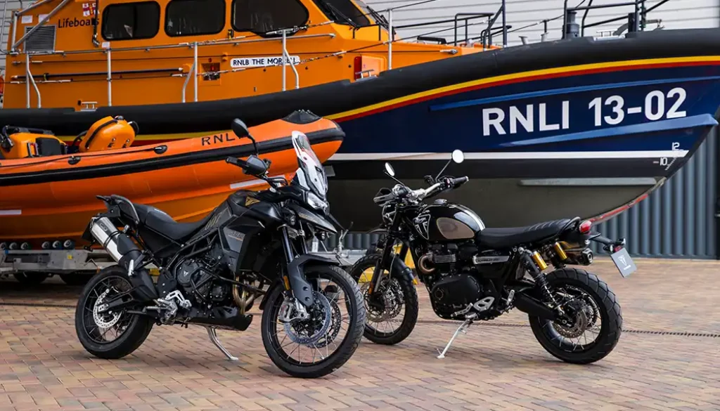 Die Scambler 1200 aus der längst ausverkauften Bond-Edition trägt die Nummer 003 von 250, die Tiger 900 die Nummer 001 von 250; beide sind von Bond-Darsteller Daniel Craig signiert. Foto: Triumph