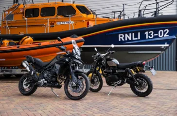 Die Scambler 1200 aus der längst ausverkauften Bond-Edition trägt die Nummer 003 von 250, die Tiger 900 die Nummer 001 von 250; beide sind von Bond-Darsteller Daniel Craig signiert. Foto: Triumph