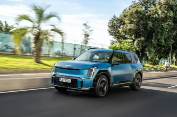 Der Kia EV9 gehört zur Klasse der 800-Volt-Stromer. Entsprechend flott kann er an einem Schnelllader Strom nachtanken, was vor allem auf längeren Touren ein Komfortgewinn bedeutet. Foto: Kia