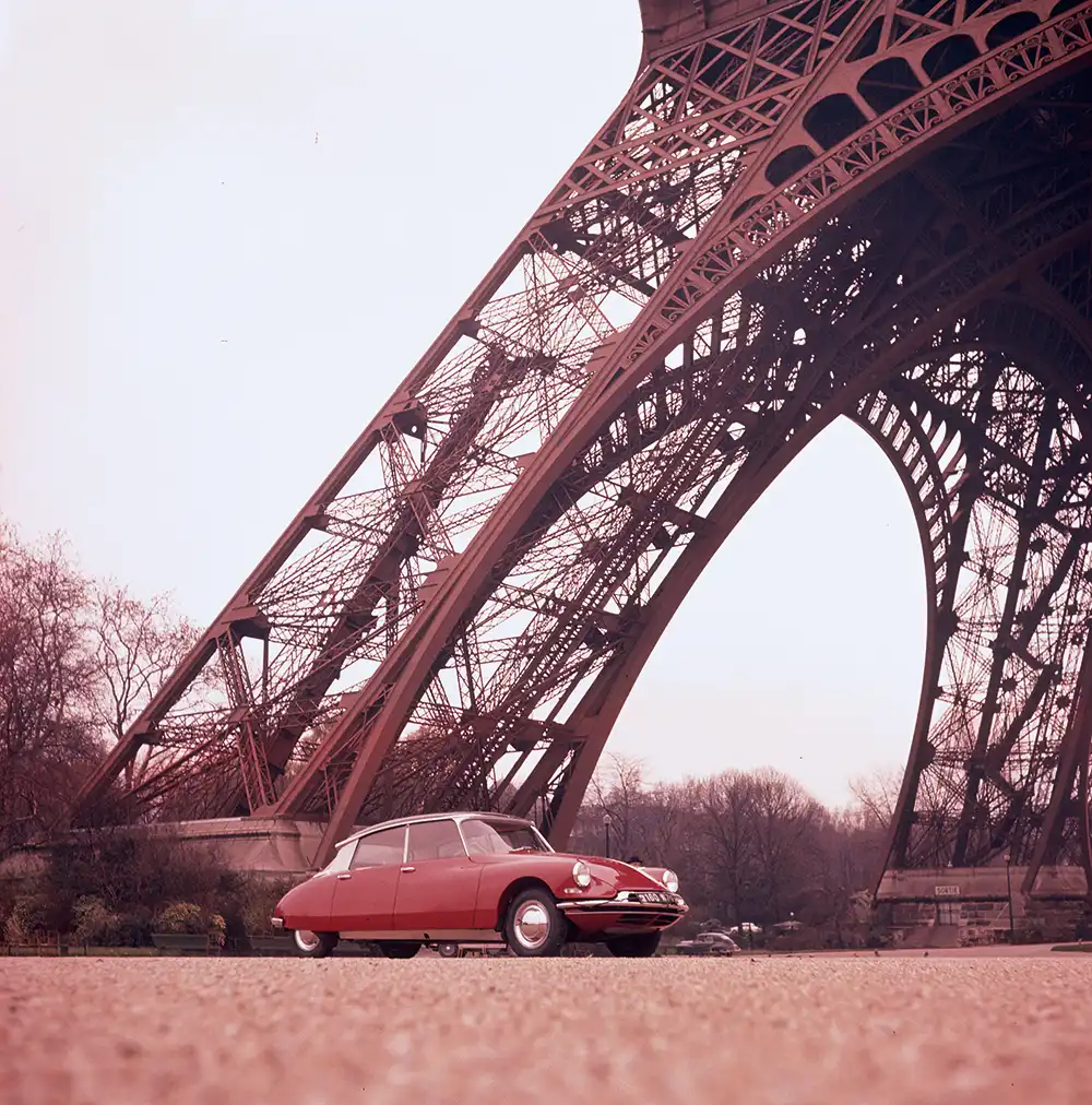 Der futuristische Citroën DS debütierte 1955 als erstes Automobil mit Hydropneumatik an allen vier Rädern. 