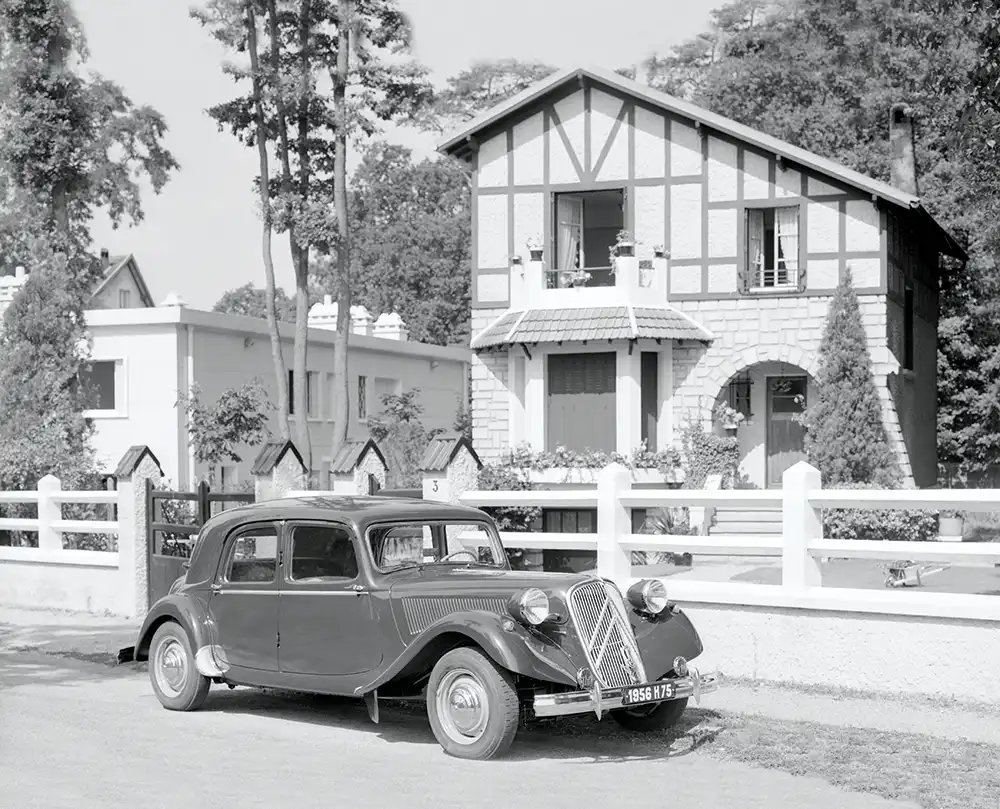 Fortschritt kennt kein Alter – 1954 debütierte der seit 20 Jahren gebaute Citroen Traction Avant als erstes Auto mit Hydropneumatik an der Hinterachse.