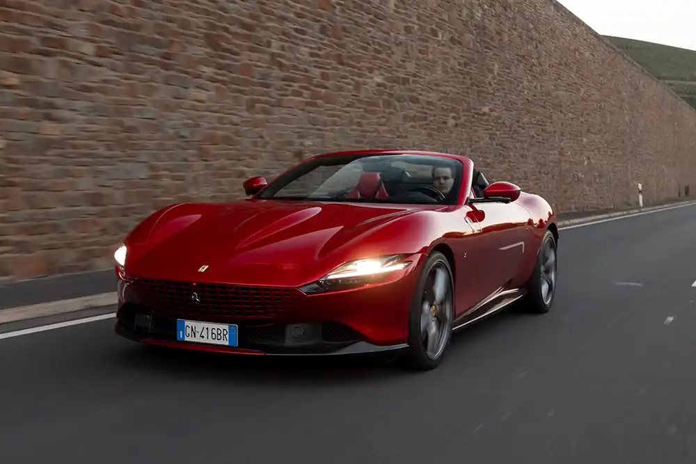 Mit einem Ferrari Roma Spider wird die Fahrt durch die Eifel zum Hochgenuss.