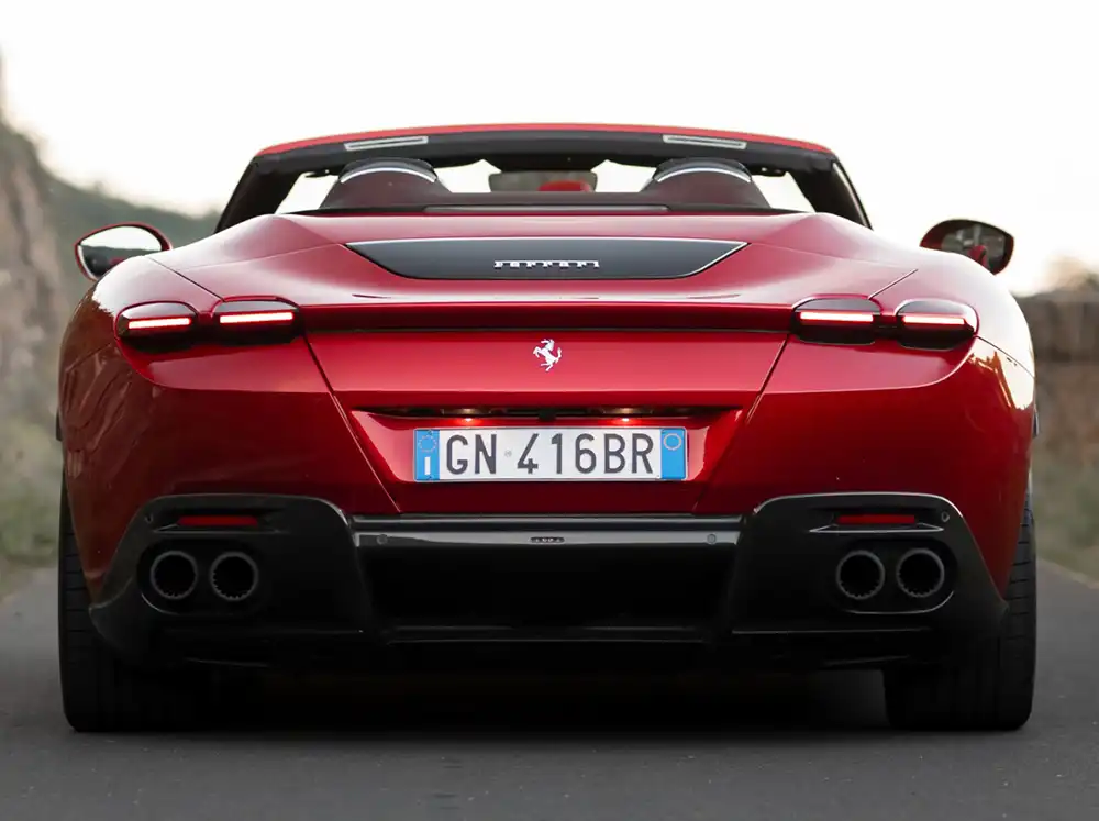 Am Heck des Ferrari Roma Spider fallen vier voluminöse Endrohre ins Auge. Dabei handelt es sich um echte Endrohren und keine peinlichen Blenden.