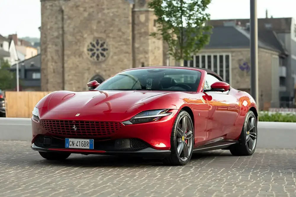 Die Außenhaut des Ferrari Roma prägen elegante Linien und Wölbungen. Foto: Ferrari