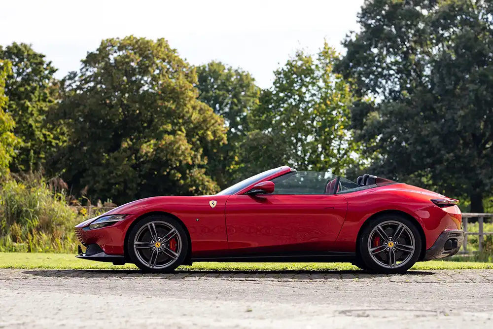 Den Buckel am Heck des offenen Ferrari Roma Spider kann man also leicht störend empfinden. Die Dachlinie des Coupé ist jedenfalls stimmiger.