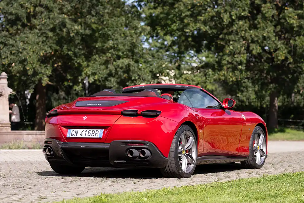Ferrari Roma Spider: Der Diffusor am Heck ist aus Carbon gefertigt.