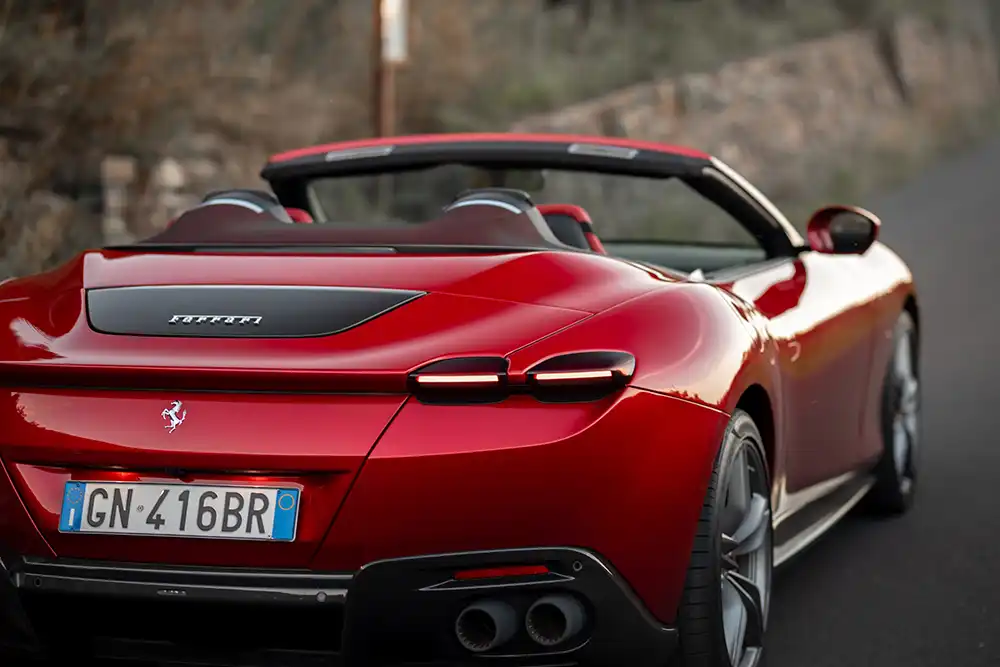 Trotz seiner klassischen Aura bietet der Ferrari Roma viele moderne Details wie etwa filigran LED-Rückleuchten.