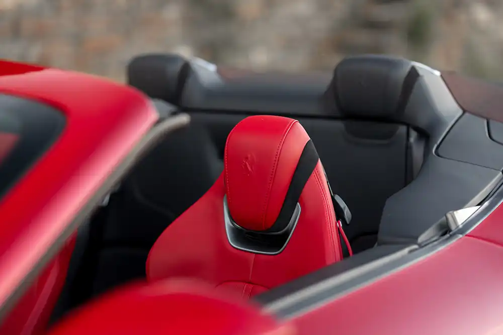 Ferrari Roma Spider: In das Leder der Kopffstütze ist das Ferrari-Logo, ein sich aufbäumendes Pferd, eingeprägt.