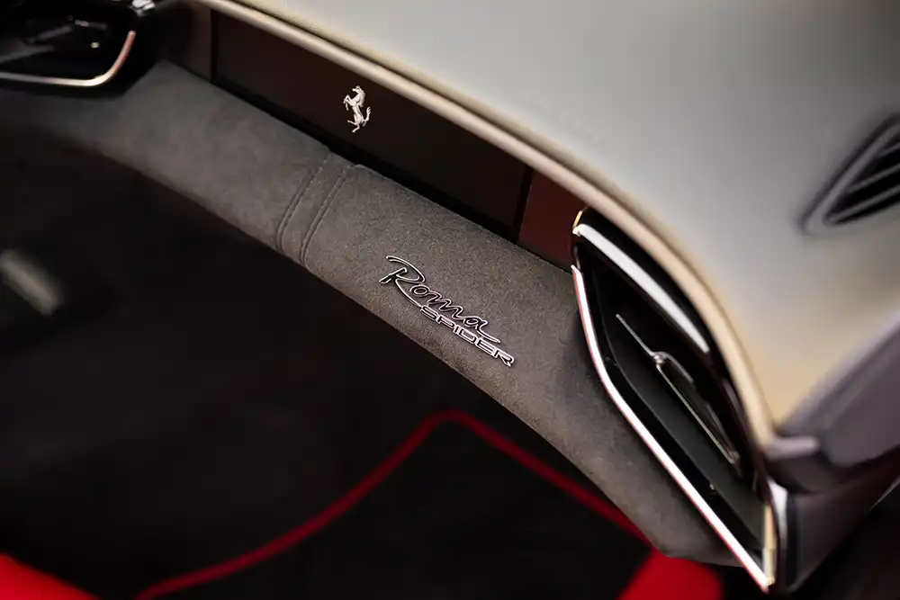 Der Roma-Schriftzug auf der rechten Seite vom Armaturenbrett sieht elegant aus. Allerdings handelt es sich um Plastik und nicht um Metall.