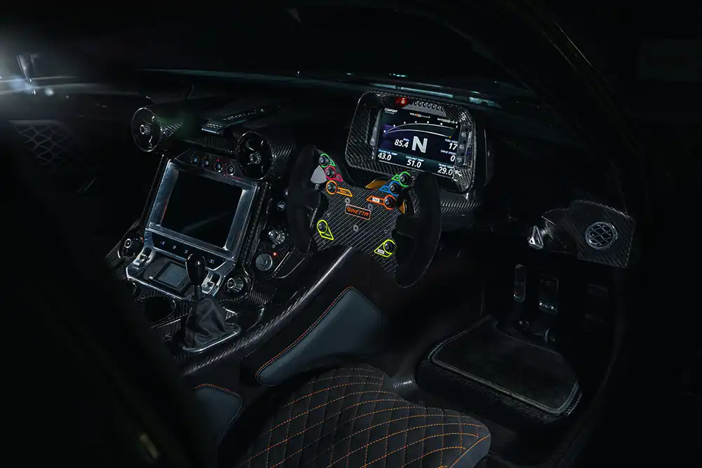 Das Cockpit des Akula sieht fast wie bei einem Rennwagen aus. Doch Ginetta hat als straßenzugelassenen Sportwagen entwickelt.