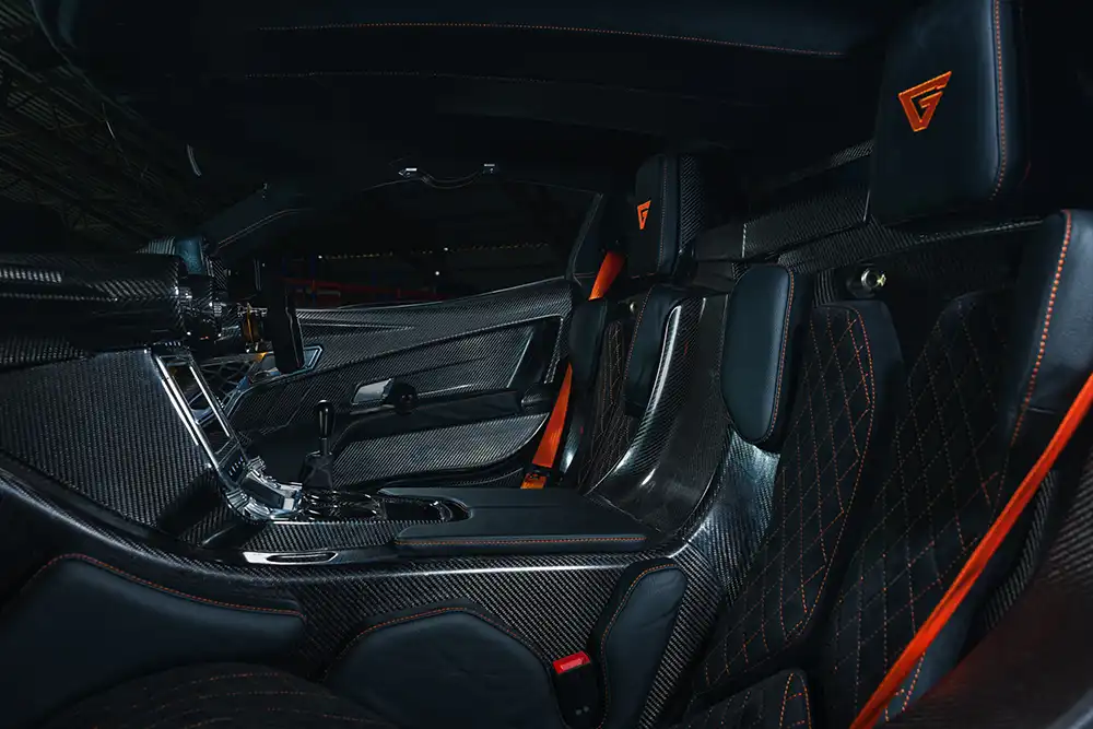 Innen bietet der Akula viel Sichtcarbon und außerdem Carbon-Schalensitze 