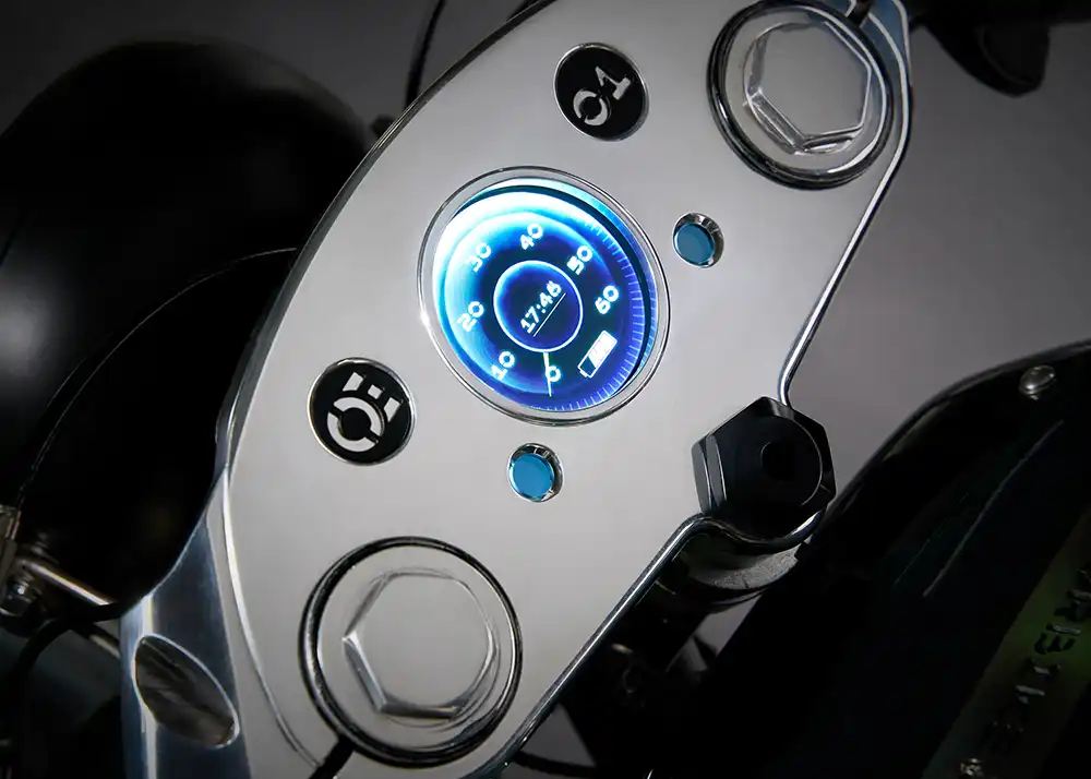 Trotz Klassik-Optik bieten die Einspurstromer der Leichtkraftradklasse auch moderne Details wie ein digitales Rundinstrument.