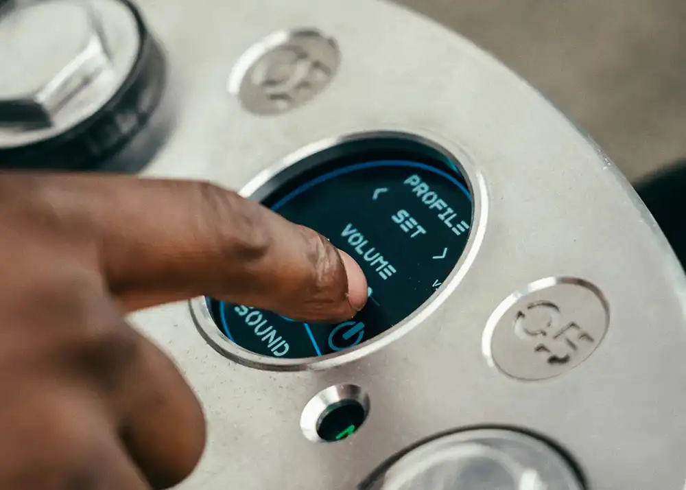 Über den kleinen Screen kann der Fahrer auch zwischen einer Vielzahl von synthetisch erzeugen Motorsounds wählen.