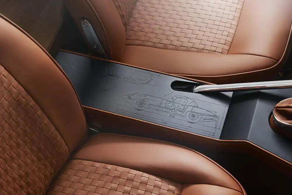 In die eloxierte Aluminiumplatte der Mittelkonsole wurde der Bauplan des frühen E-Type der Serie I eingraviert.