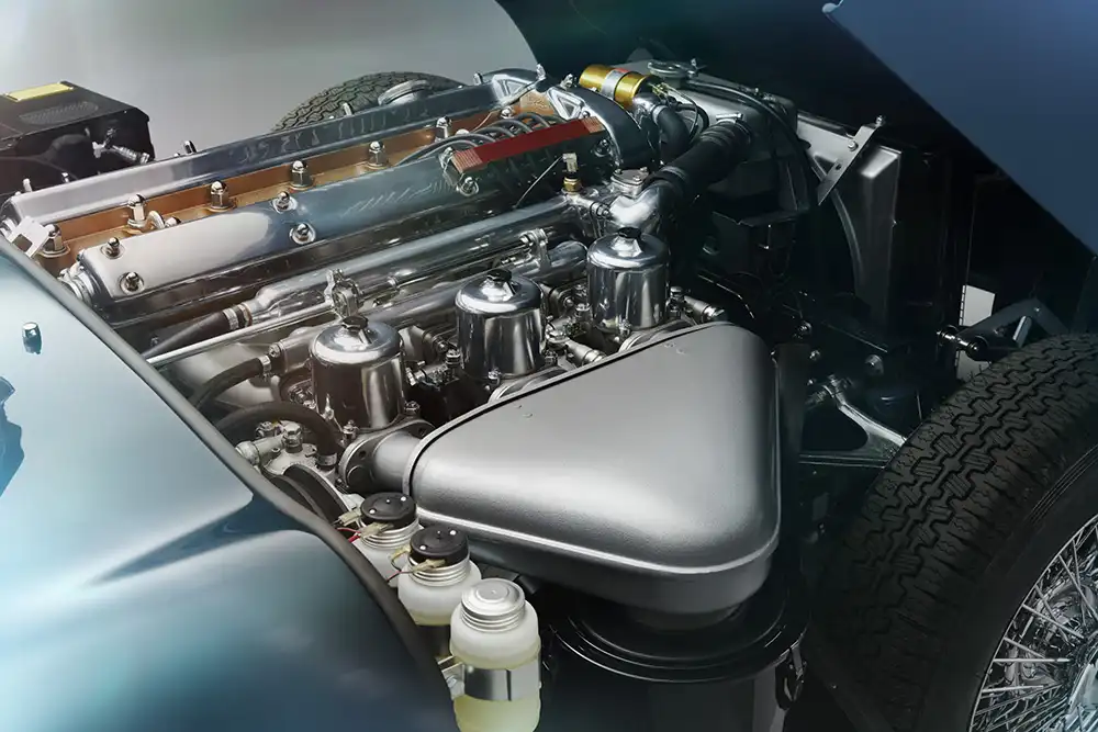 Der alte 3,8-Liter-XK-Motor wurde technisch modernisiert.