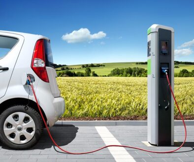 Elektroauto E-Car an Ladestation vor Landschaft