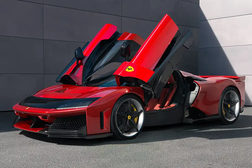 Wie es sich für einen Hyper-Ferrari gehört, bietet auch der Ferrari F80 optisch beeindruckende Flügeltüren.