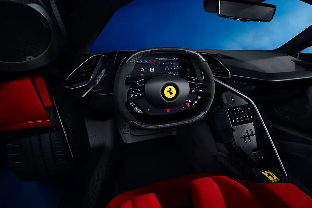 Im Innenraum des spartanisch eingerichteten Ferrari F80 gibt es viel Sichtcarbon.