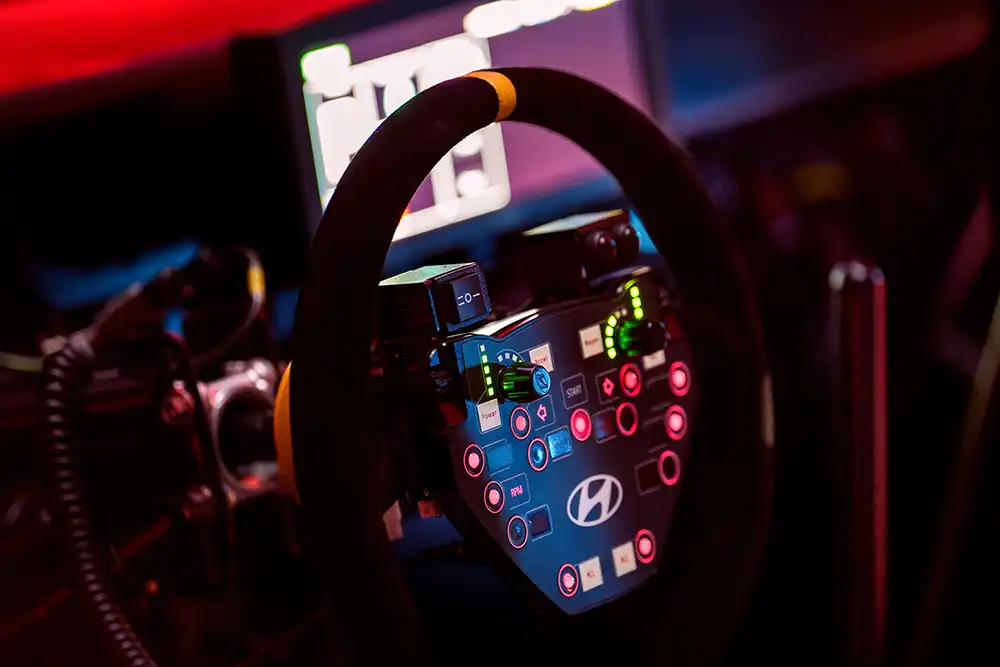 Das Cockpit im Hyundai RN24 ist wie bei einem Rallye-Fahrzeug gestaltet.