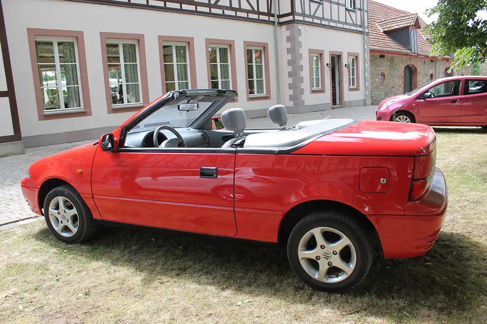 Schicker kleiner Sonnenkönig – Deutlich kleiner als VW Golf & Co war das Suzuki Swift Cabrio 1993 fast konkurrenzlos. Foto: autodrom