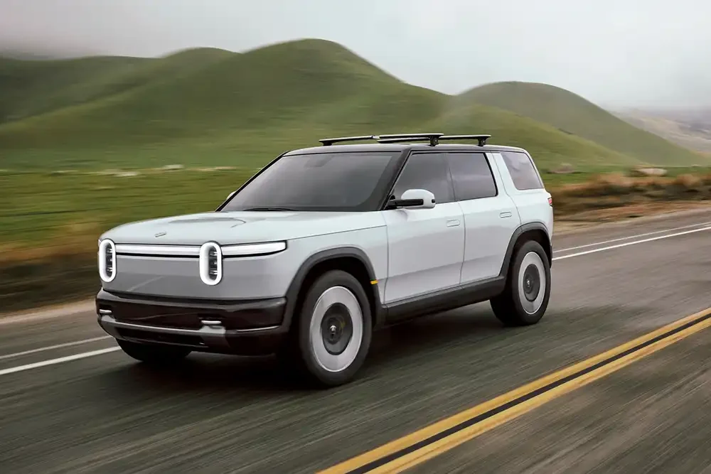 Rivian hat im Frühjahr 2024 das Kompakt-SUV R2 vorgestellt, das 2026 an den Start gehen soll. Das Joint Venture mit VW macht diesen Start wahrscheinlicher. Foto: Rivian