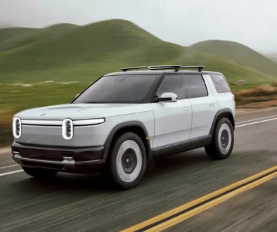 Rivian hat im Frühjahr 2024 das Kompakt-SUV R2 vorgestellt, das 2026 an den Start gehen soll. Das Joint Venture mit VW macht diesen Start wahrscheinlicher. Foto: Rivian