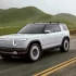 Rivian hat im Frühjahr 2024 das Kompakt-SUV R2 vorgestellt, das 2026 an den Start gehen soll. Das Joint Venture mit VW macht diesen Start wahrscheinlicher. Foto: Rivian