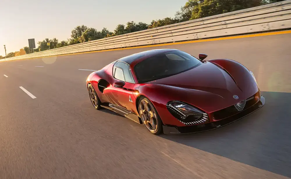 Auf dem über 12 Kilometer langen Highspeed-Oval in Nardó konnte der 33 Stradale zeigen, welches langsdynamische Potenzial in ihm steckt Foto: Alfa Romeo/Stellantis