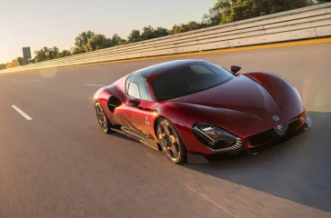 Auf dem über 12 Kilometer langen Highspeed-Oval in Nardó konnte der 33 Stradale zeigen, welches langsdynamische Potenzial in ihm steckt Foto: Alfa Romeo/Stellantis