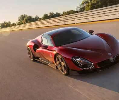 Auf dem über 12 Kilometer langen Highspeed-Oval in Nardó konnte der 33 Stradale zeigen, welches langsdynamische Potenzial in ihm steckt Foto: Alfa Romeo/Stellantis