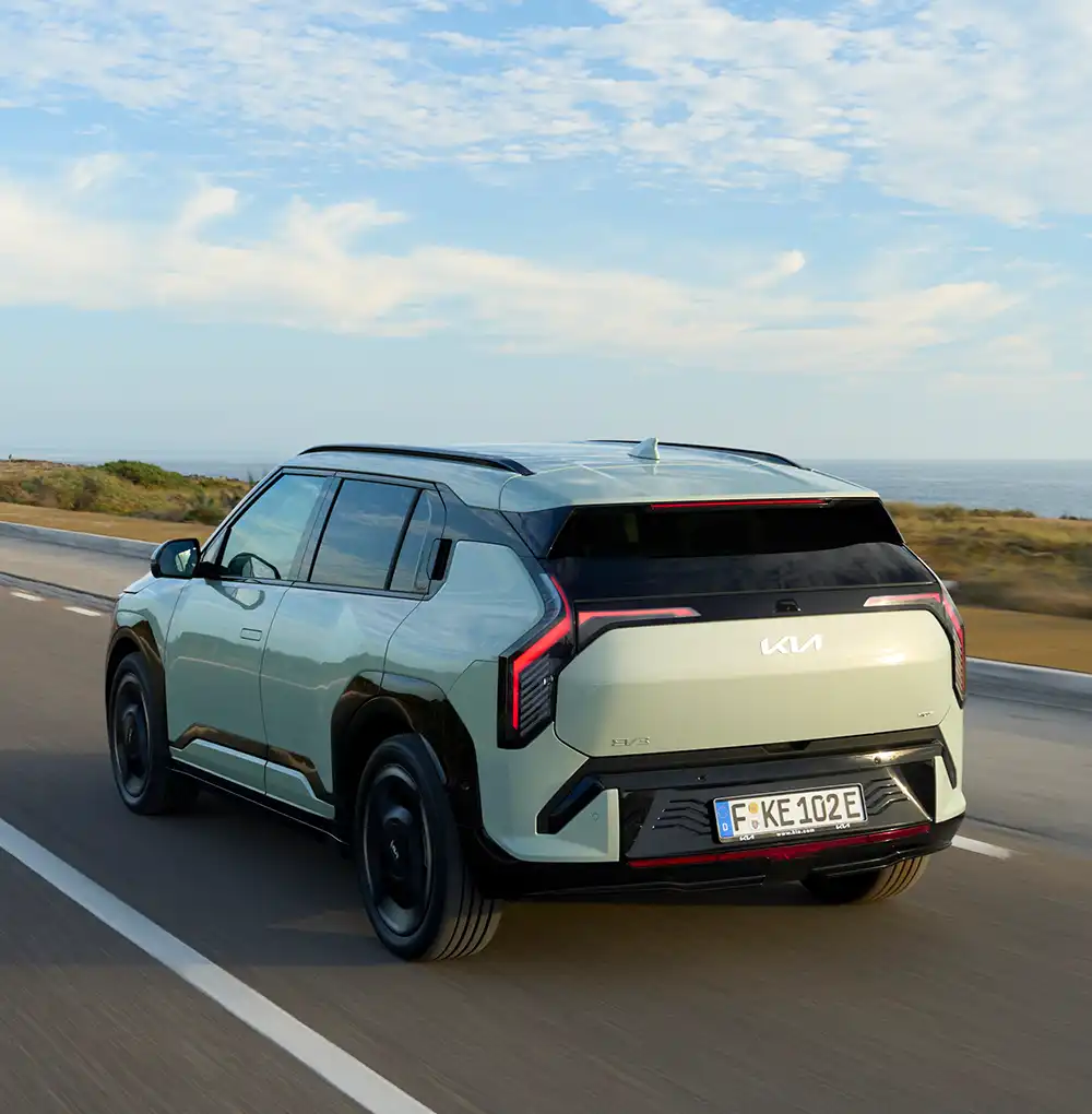 Die Heckleuchten des Kia EV3 sind zweigeteilt und ragen bis in die Heckklappe hinein 