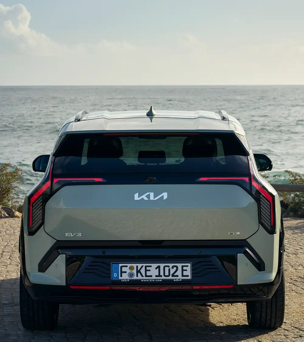 Kia EV3: In der Version GT-line sorgen unter anderem Akzente in Hochglanzschwarz für einen sportlicheren Auftritt. 