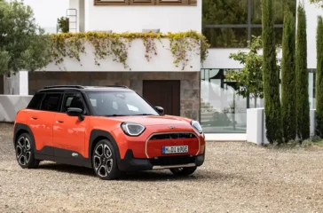 Der jüngeren Kundschaft preist Mini den rein elektrisch angetriebenen Aceman an - ein 4,08-Meter-Mix aus SUV und Kombi. Foto: Mini