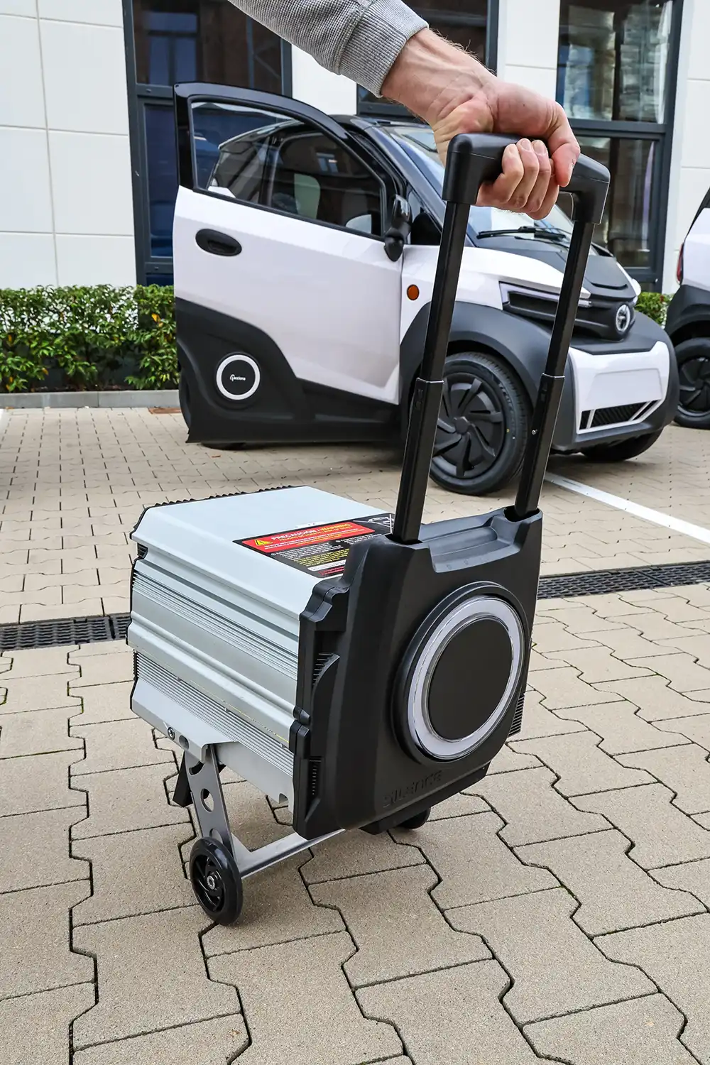 Das 41 Kilogramm wiegende Batteriepaket kann man wie ein Trolley hinter sich herziehen.