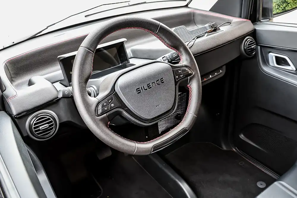 Das Cockpit des Silence S04 Nanocar sieht dem eines echten Autos recht ähnlich.