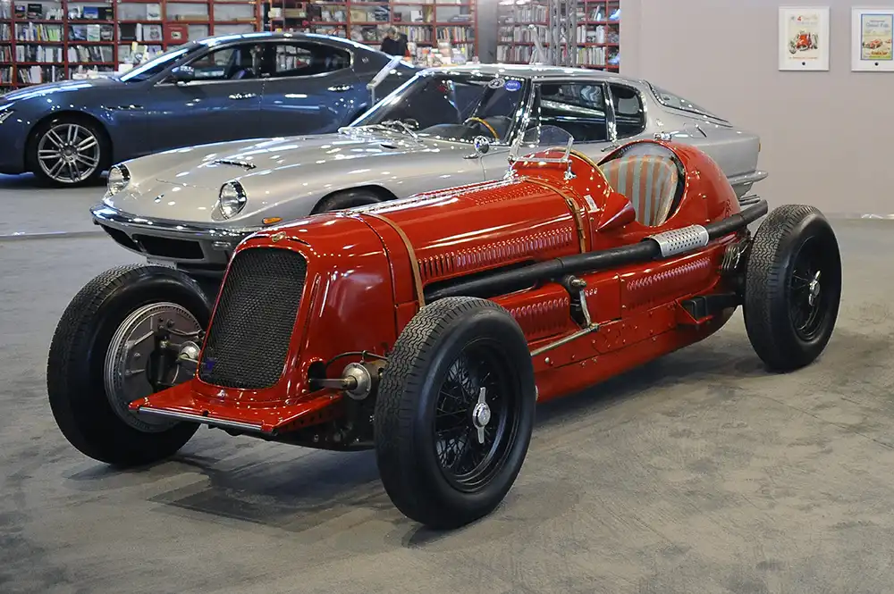 Von Rundstrecken-Rennwagen zu Streetracern – Maserati 6C34, von 1934 mit Maserati Mistral aus den 1960ern und Maserati Quattroporte. Foto: Maserati