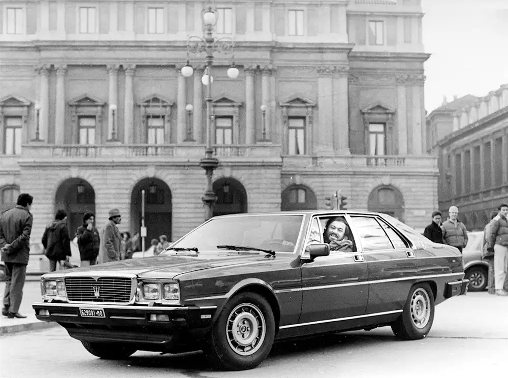 Prestige für Promis – Der Maserati Quattroporte III von 1985 mit Opernstar Luciano Pavarotti. Foto: Maserati
