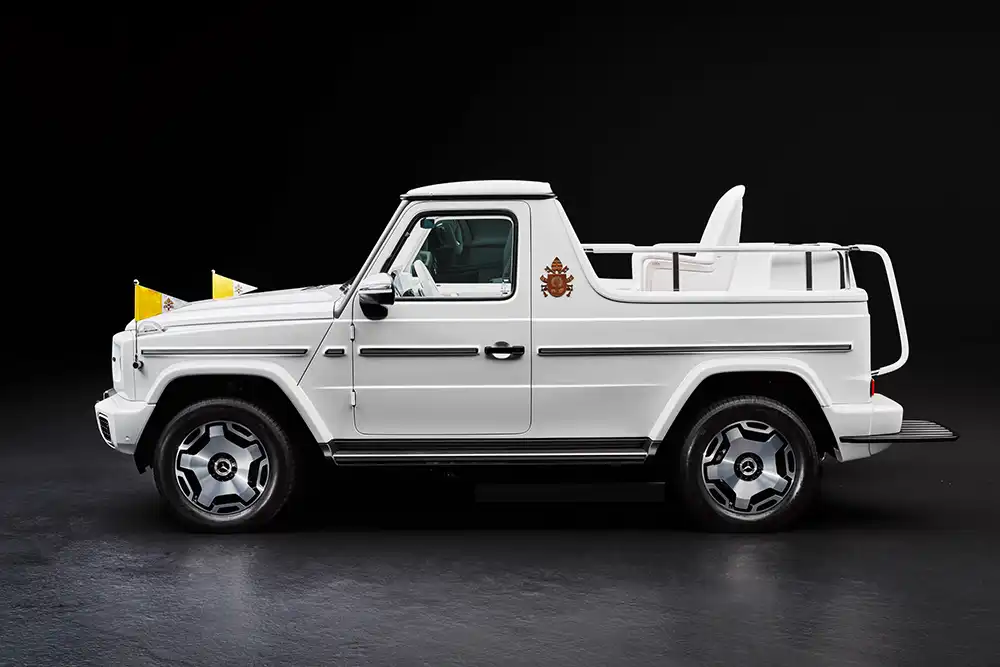 Der Fond das Papamobil ist ähnlich wie die Ladefläche eines Pick-ups zu den Seiten und nach oben offen. Foto: Mercedes-Benz