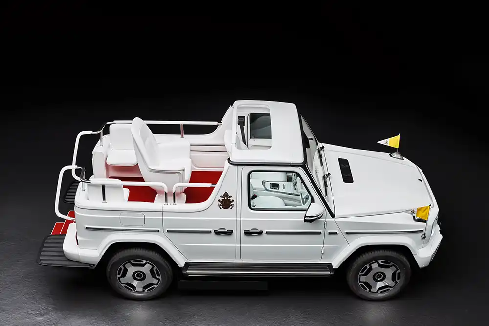 Der Fond das Papamobil ist ähnlich wie die Ladefläche eines Pick-ups zu den Seiten und nach oben offen. Foto: Mercedes-Benz