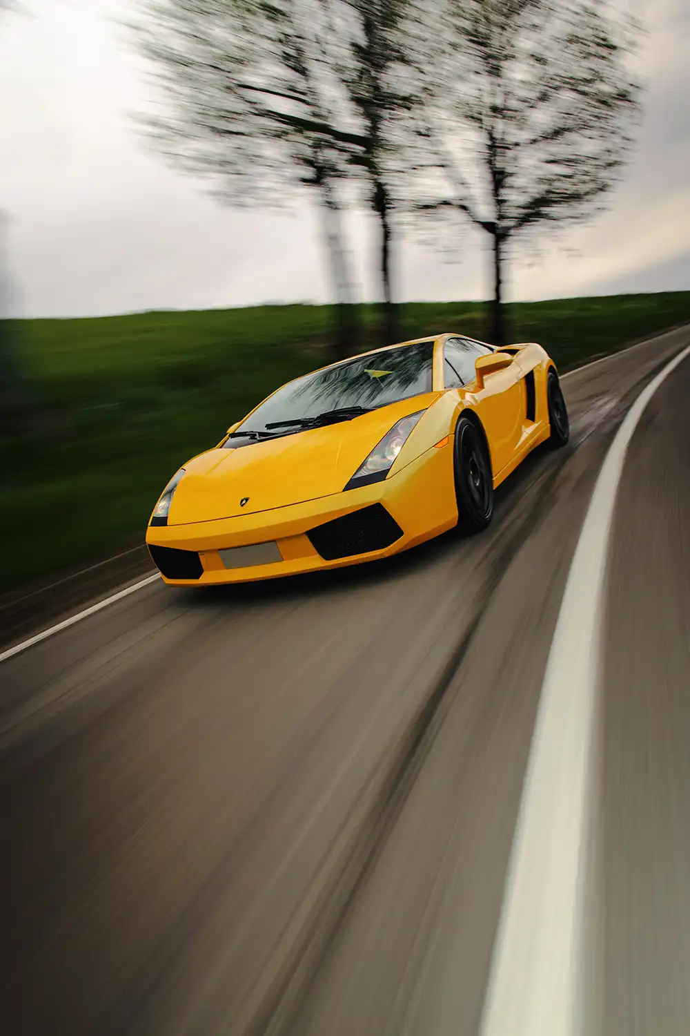 Der Gallardo war der erste Lamborghini, der komplett aus Audis Feder stammte. Inklusive des fulminanten Fünfliter-V10 im Nacken des Fahrers. Foto: Lamborghini