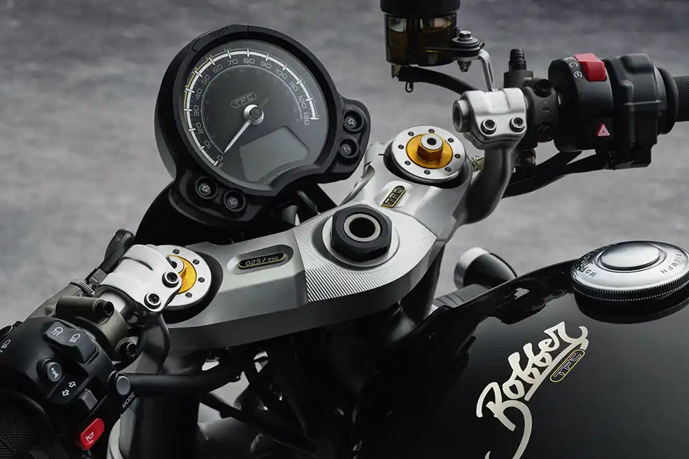 Die obere Gabelbrücke der Triumph Bonneville Bobber TFC trägt eine kleine Plakette mit der Nummerierung des jeweiligen Exemplars der limitierten Kleinserie. Foto: Triumph