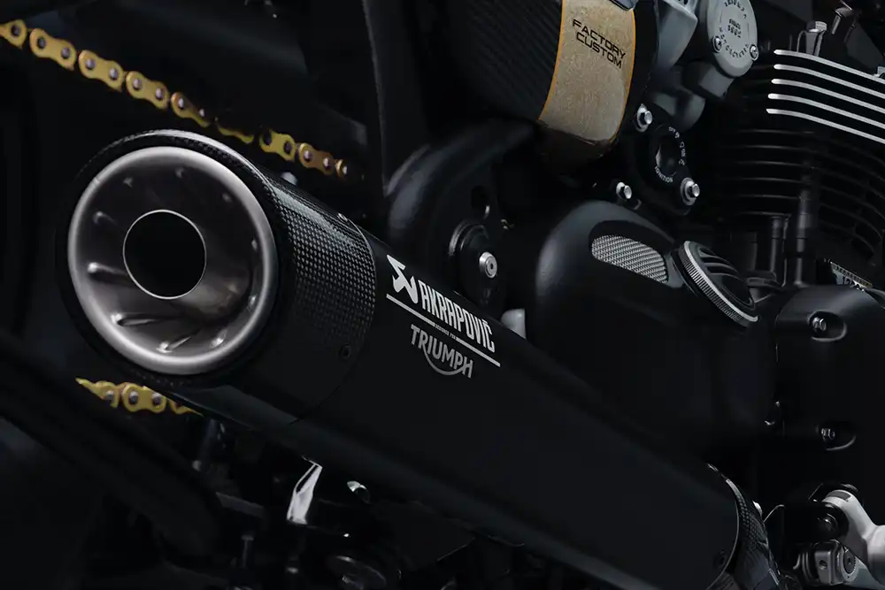 Triumph Bonneville Bobber TFC: Auch akustisch dürften die Auspuffendrohre von Akrapovic einen Akzent setzen. Foto: Triumph